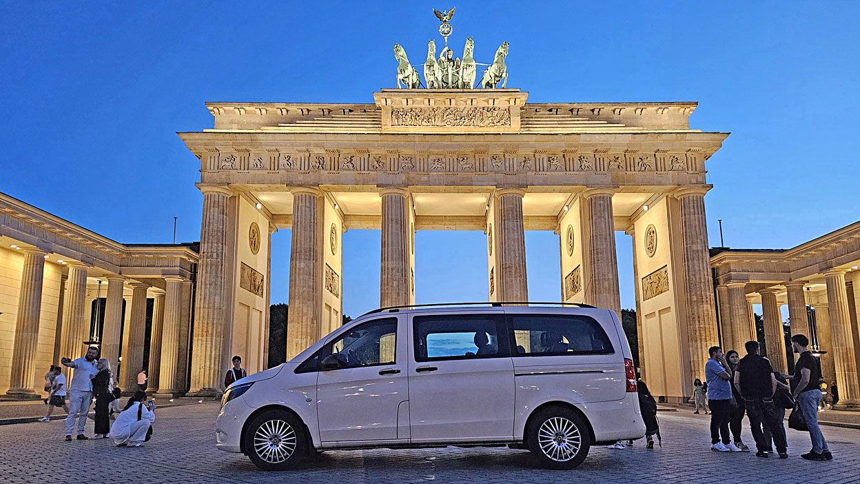 Van von PanoramaViewcars vor Brandenburger Tor in Berlin