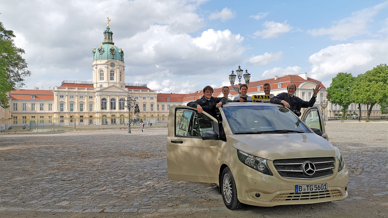 Van von PanoramaViewcars mit Panoramadach vor Charlottenburger Schloss in Berlin