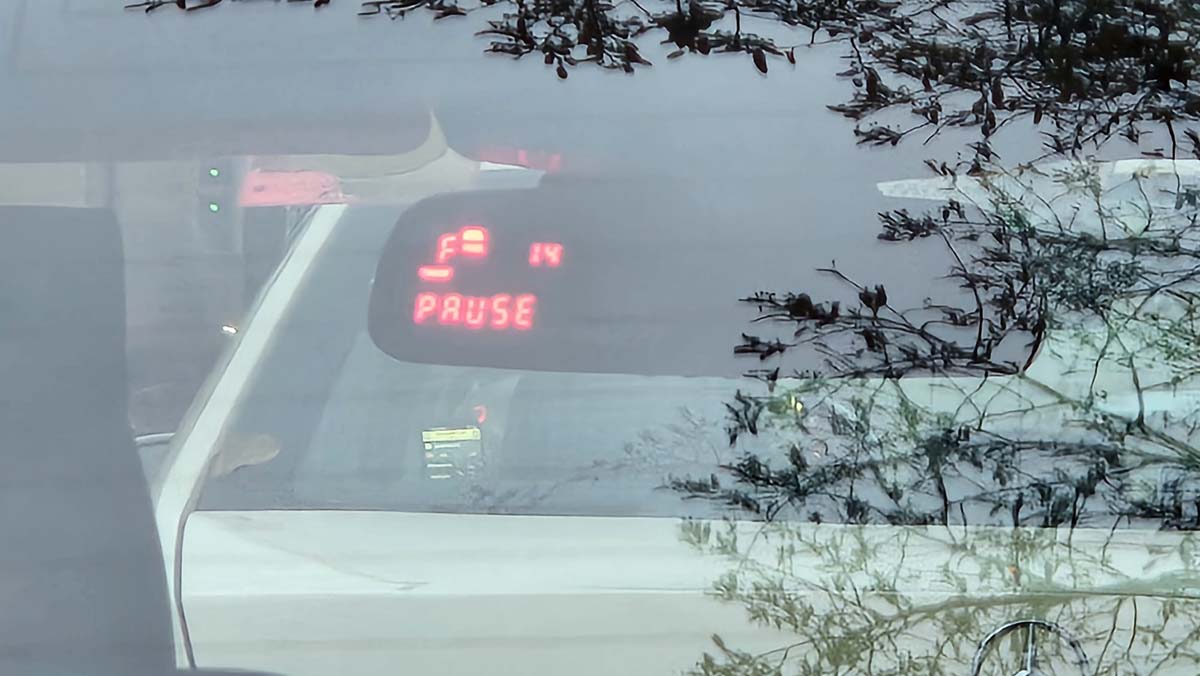 "pause" am spiegeltaxameter - während der fahrer in wirklichkeit 'auf arbeit' ist...